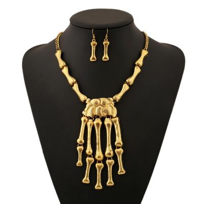 China Antique Vintage Gold Skull Claw Short Punk Necklace With Earrings Skull Hand Short Chain Set Exaggerated Large Pendant Imitation Jewelry for sale