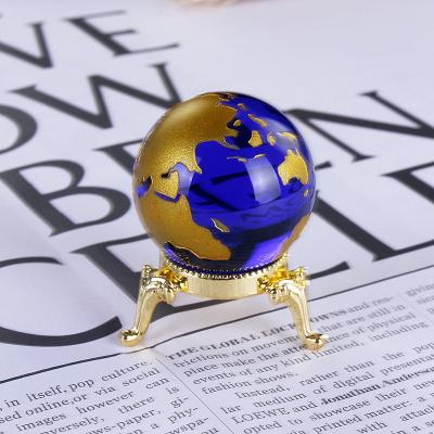 China Beautiful Crystal Earth Ball Etched Gold Blue Glass Europe World Map Globe Ball Paperweight Souvenirs for sale