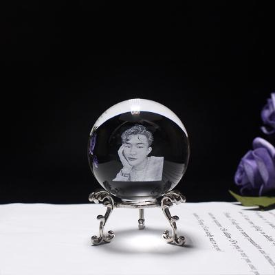 China India Souvenirs Creative Gift Crystal Laser Engraved Photo Ball Baby Photo Frame Glass Souvenirs Ornament for sale