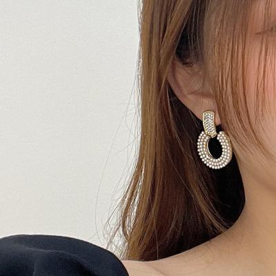 China Fashion CLASSIC Round Female Alloy Pearl Earrings Supplier Jewelry Supplier China Retro Hip Hop Stud Earrings for sale