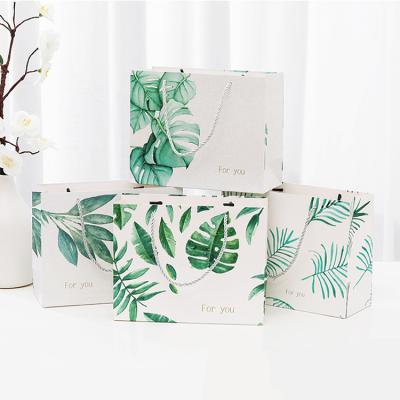 China 2019 recyclable new white paper gift bag for candy or snacks or cosmetics or clothes for sale