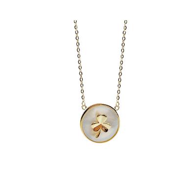 China Fashionable Simple Print 18K Gold Simple Clover Shell White Sea Design Niche New Statistics Institute Pendant Necklace for sale