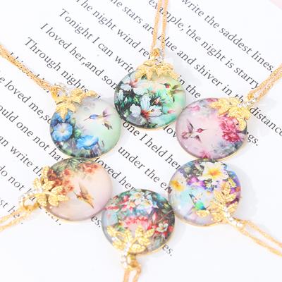 China Office/New Career Crystal Necklace Hummingbird Leaf Pendant Round Gold Leaf Jewelry Hummingbird Necklace Family for sale