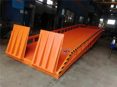 China De hydraulische Helling van het Vorkheftruckdok past het Opheffen Hoogte aan 300mm/400mm Lippenlengte Te koop