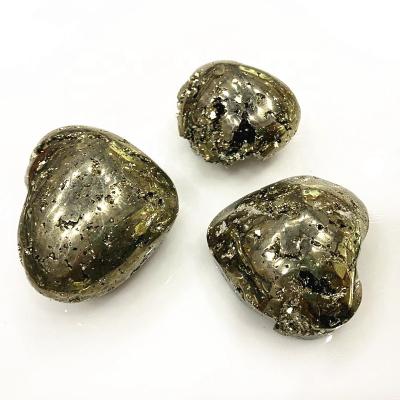 China Wholesale Guests Souvenirs Europe Wedding Natural Folk Crafts Healing Chakras Pyrite Geode Quartz Crystal Heart for sale