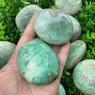 China Wholesale Guests Souvenirs Europe Folk Wedding Crafts Healing Crystals Moonstone Garnierite Palm Green Stone for sale