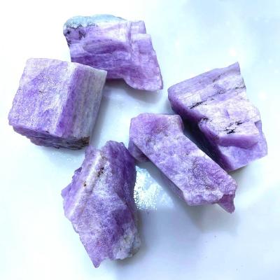 China High Quality Raw Crystal Purple Kunzite Healing Raw Purple Kunzite Gemstone Europe Semi Precious Stones Rough Stone for sale