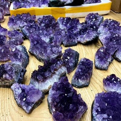 China High Quality Folk Natural Amethyst Feng Shui Crafts Guests Souvenirs Europe Wedding Group Crystal Geode for sale