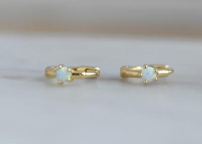 China Anchura de Opal Huggie Earrings 1.5m m del oro del diámetro 10m m para el aniversario en venta