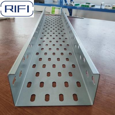 China Acero exterior 300 mm galvanizado en caliente tray de cable con ranuras resistentes a la oxidación recubierto con especificaciones completas del tipo de ranura en venta