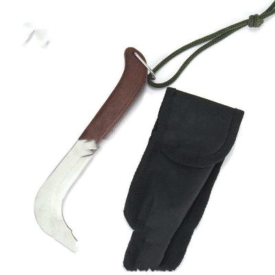 China Professional Steel Harvesting Sickle Garden Tool Oxide Coated Wooden Handle Mini for sale