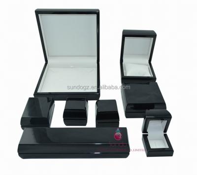 China Luxury Handmade Jewelry Packaging Piano Lacquer Wooden Jewelry Box In Black for sale