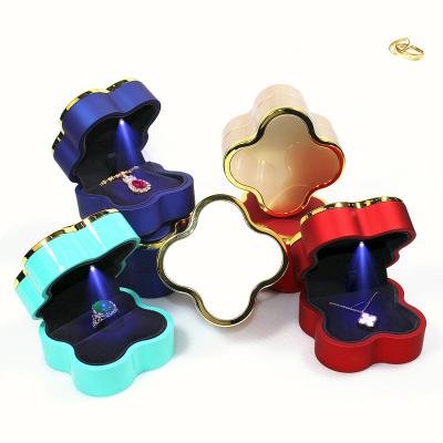 China Manufacturer Four Leaf Clover Shape SUNDO Jewelry Box Plastic Lacquered Painted Four Leaf Clover Lead Customs Ring Box Engagement Necklace Box for sale