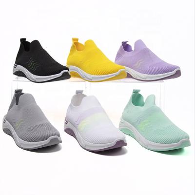 China CUSHIONING 2021 low price women shoes factory price best women shoes fly to knit women sports shoes for sale