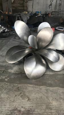 China Característica hecha a mano moderna de Matt de la escultura de la flor del acero inoxidable como decoración al aire libre en venta