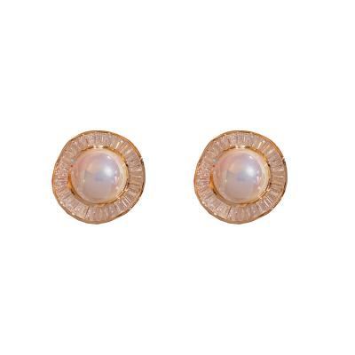 China FASHIONABLE 2023 New Zircon Micro-inset Fashion Tide Female Temperament Exquisite Pearl Irregular Round Earrings Elegant for sale