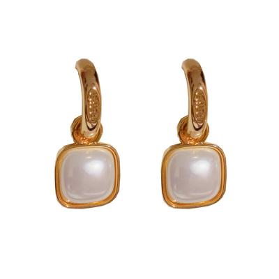 China 2023 New YiHe FASHIONABLE French simple light luxury square pearl temperament fashion personality earrings for sale