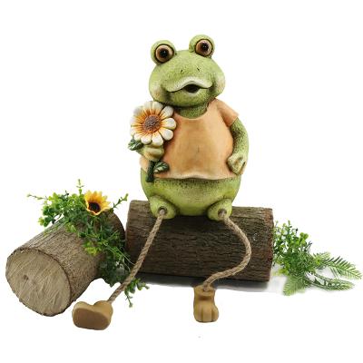 China Cute Redeco Amazon Garden Decor Resin Frog For Outdoor Decoration for sale