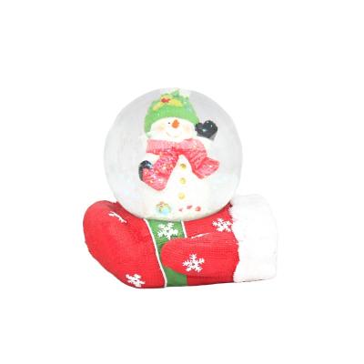 China Custom Christmas Bowknot Crystal Ball 3D Christmas Poly Resin Christamas Decoration OEM Resin Home Decoration Santa Claus With Red Mittens for sale