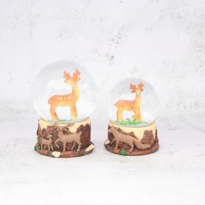 China Water Polo Crystal Ball Scene Decoration Christmas Resin Reindeer Christamas Home Decoration for sale