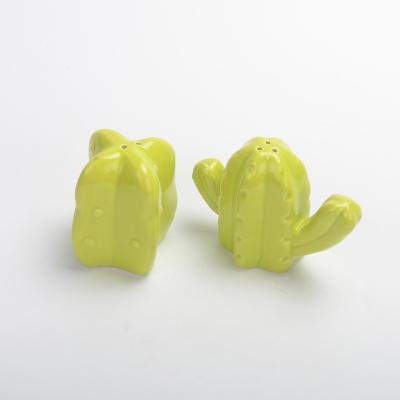 China Viable Cacti Decorating Ceramic Salt and Pepper Shaker Set for sale