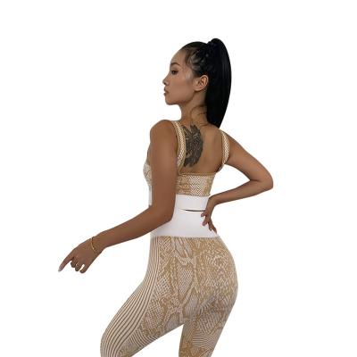 China Super Elastic High Quality Seamless Sports Fitness Hip Lift Running Yoga Suit for sale