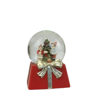 China Custom Christmas Gift Santa Snow Globe Sculptured Resin Water Snow Crystal Ball From Europe for sale