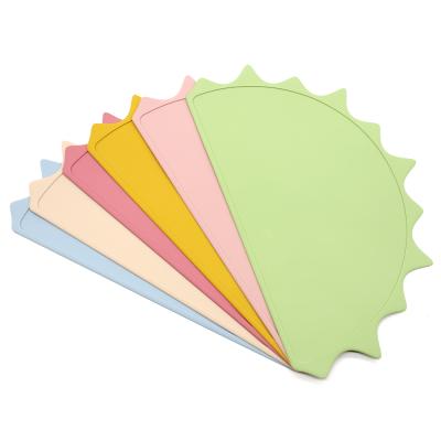 中国 Melikey Sustainable Baby Silicone Mat Easy Clean Place Silicone Mat Feeding Set Suction BPA Free 販売のため