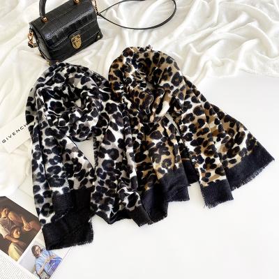 China Fashionable Cashmere Leopard Scarf Factory Design Contrast Color Leopard Printing Wholesale American European Scarf Mid Length For Women for sale