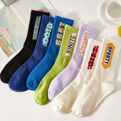 China Breathable Fashionable Sports Socks Multiple Colors Workout Socks Letter Printed Skateboarding Socks for sale