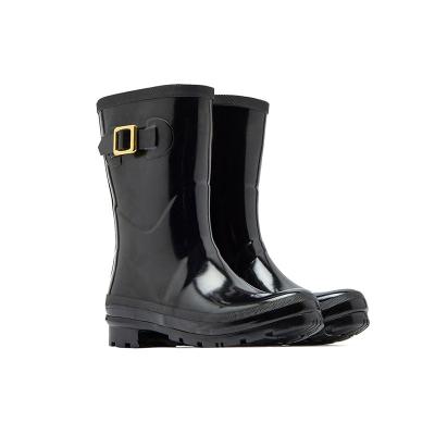 China Fashion Trend 3539 Shiny Black Ladies Fashion Short Rubber Rain Boots Waterproof Rubber Wellies for sale