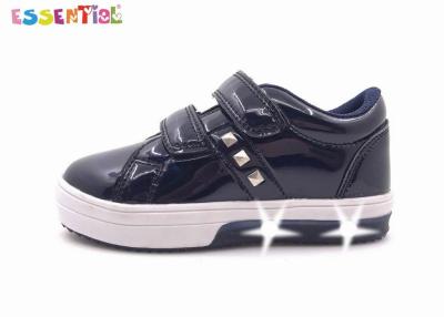 Cina Le ragazze classiche LED accendono lo stile superiore delle cinghie del fermaglio di brevetto TPU delle scarpe in vendita