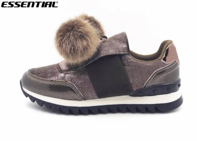 China Mode-nette Freizeitschuhe/Damen gleiten auf Turnschuhen mit Farbe Pom Poms Brown zu verkaufen