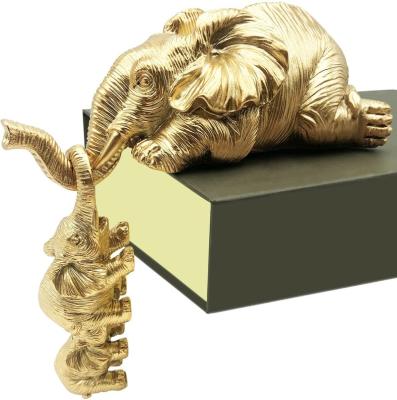 China Europe Gold Elephant Figurine Mother And Two Baby Elephant Statues Hanging Off The Edge Of A Shelf Or Table For Home Decor for sale