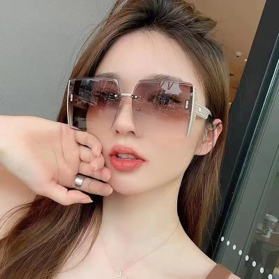 China Custom Made Oversized Frame Rim Sunglasses Fashion Women's Thin Sunglasses for sale