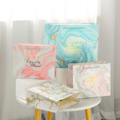 China Recyclable marble texture bronzing gift bag horizontal version card white paper bag with hand gift bag gift packaging bag for sale