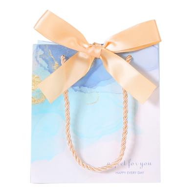 China Fashion Recyclable Paper Gift Packing Bags for sale