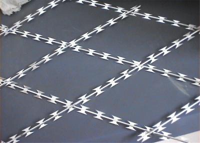 中国 Welding Razor Wire Mesh Fencing Panels 75mmx150mm 2.4m height x 3.0m width blade length 60mm 販売のため