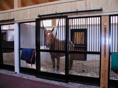 中国 Galvanized Livestock Horse Stalls Horse Stable With Bamboo Wood 販売のため