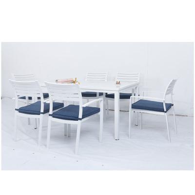 China Muebles de jardín modernos Conjunto de mesa de comedor con mesa de madera de 6 asientos y sillas de metal en venta