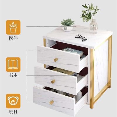 Cina 3 cassetti Gold Night Stand per armadietto camera da letto e cassetti in ospedale armadietto accanto al letto in vendita