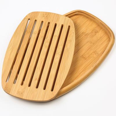 China Eco-Friendly Adjustable Kitchen Oval Bamboo Slotted Bread Board Sustainable With Removable Crumb Rack Bread Cutting Board With Crumb Tray for sale