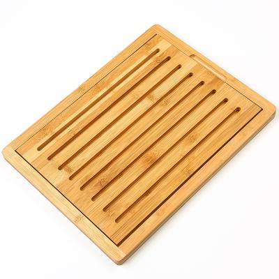 China Large Sustainable Natural Bamboo Slotted Bread Slicer With Crumbs Tray Sturdy Design Kitchen Bamboo Bread Cutting Boards With Crumb Catcher for sale