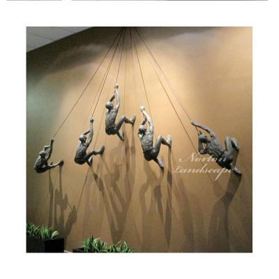 China Europe Home Decor Wall Metal Sculpture Art Displayed 3D Man Statue Wall Metal Sculpture Brass Bronze Climbing Sculpture for sale