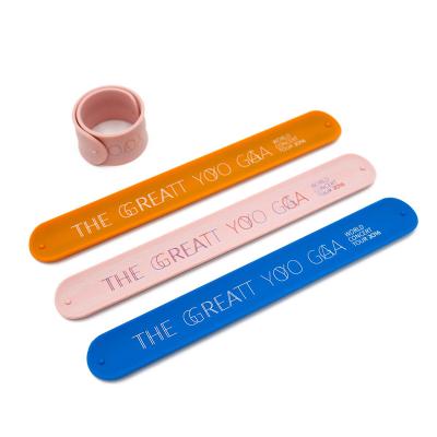 China Free Sample Cheap Environmental Friendly Bulk Custom Logo Printing Slap On Band Dapping Circle PVC Wristband Silicone Rubber Slap Wristband For Kids for sale