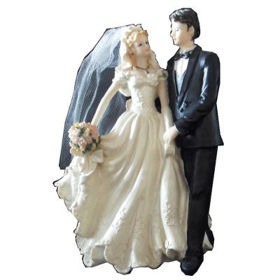 China Europe Resin Crafts Customized Wedding Couple Figurines And Statues For Decoration Gift for sale