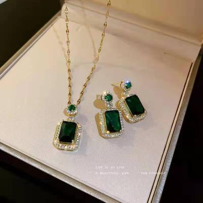 China Vintage Square zircon light luxury geometric titanium steel necklace with retro niche design, high-end temperament collarbone chain for sale