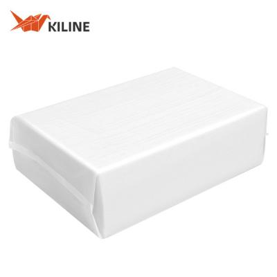 Chine Des serviettes à main en papier de pâte de bois vierge de couleur blanche V pliable tapissée stratifiée 40 g OEM à vendre