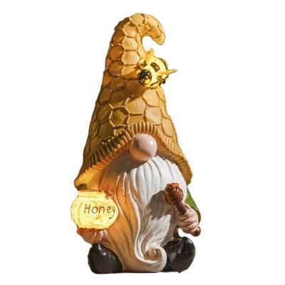 China Garden Yellow Solar Gnome Europe Solar Lamp Figurine Holding Welcome Sign Garden Decoration Resin for sale