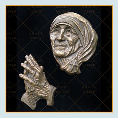 China Europe 2021 Hot Sale Wall Decor Catholic Religious Metal Open Bronze Mother Teresa Praying Statue Saint Sculpture for sale